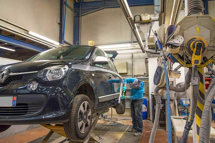 Travaux de carrosserie et réparation de pare-brise.