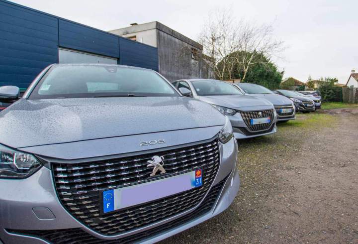 Vente de véhicules neufs Peugeot et d'occasion.